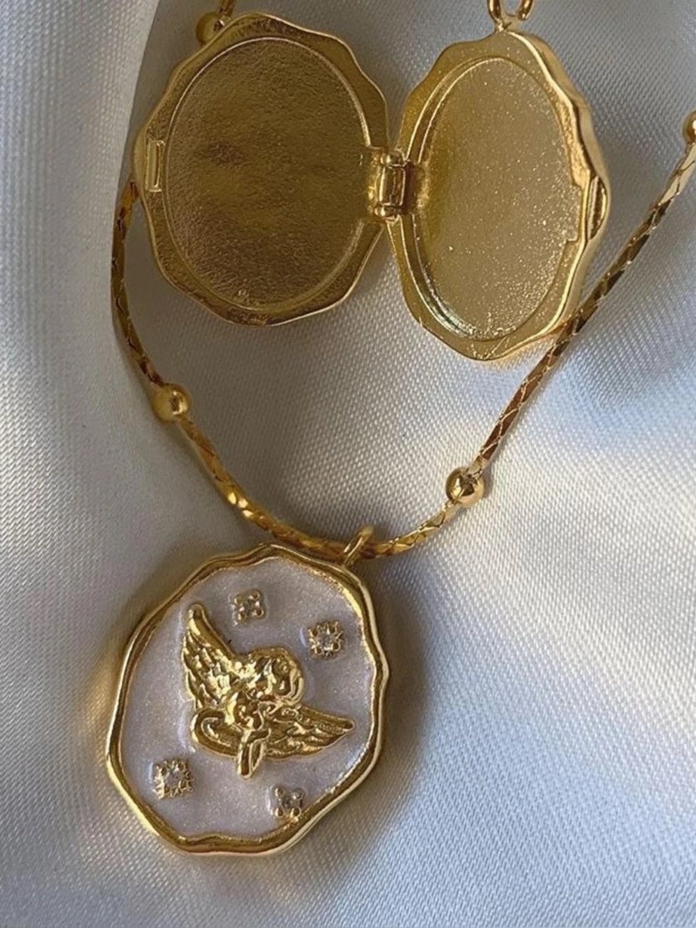 NWT Angel🪽Locket Necklace